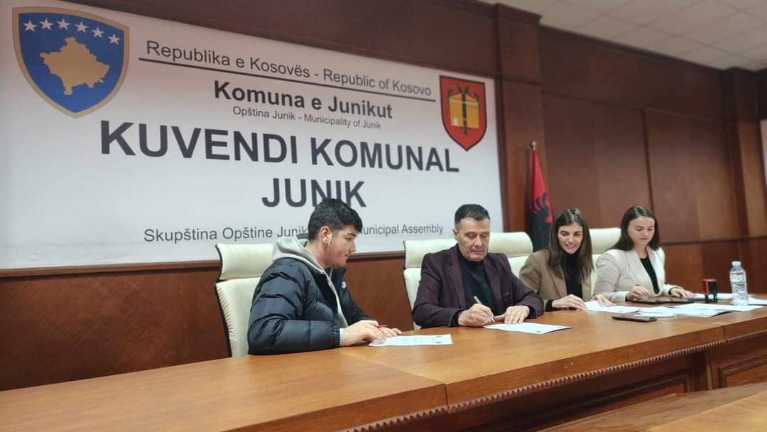 Komuna e Junikut ndan bursa për studentë dhe nxënës të Junikut