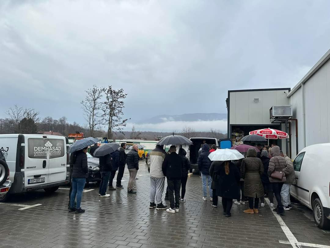 Familja Gecaj, pronare e StoneCastle, dhuron 50 pako ushqimore dhe higjienike për familjet në nevojë në Deçan