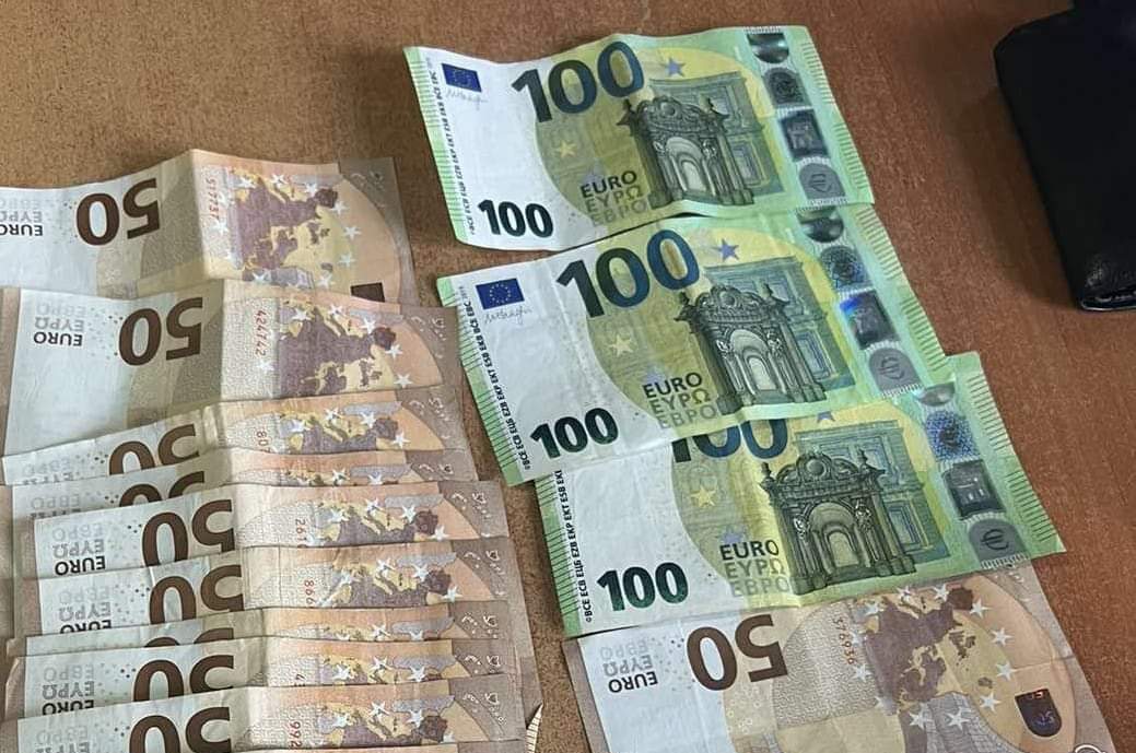 Dy qytetarë gjejnë një kulet me 1030 euro, e dorëzojnë në polici