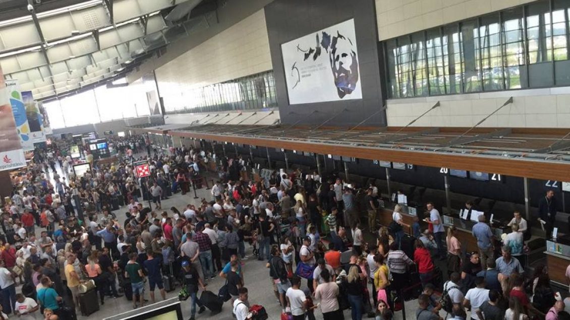 Mërgimtarët vërshojnë Aeroportin “Adem Jashari”, 93 fluturime vetëm të premten