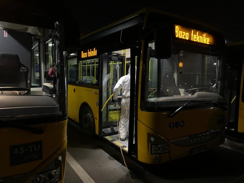 Vdes një person në një autobus urban në Prishtinë