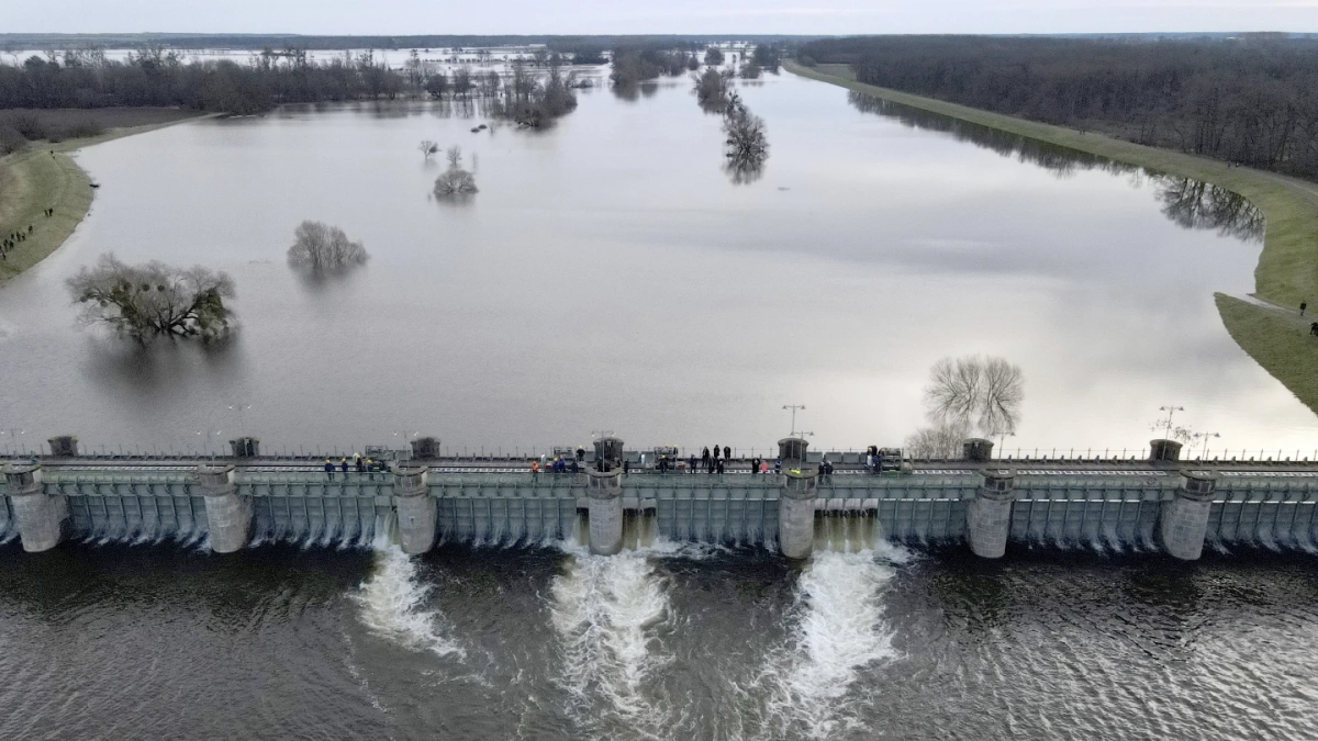 Lumi Danub del nga shtrati, përmbytet pjesërisht Budapesti