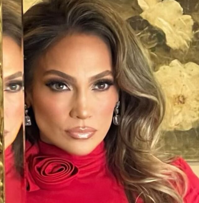 Jennifer Lopez merr vëmendjen në festën e Krishtlindjeve