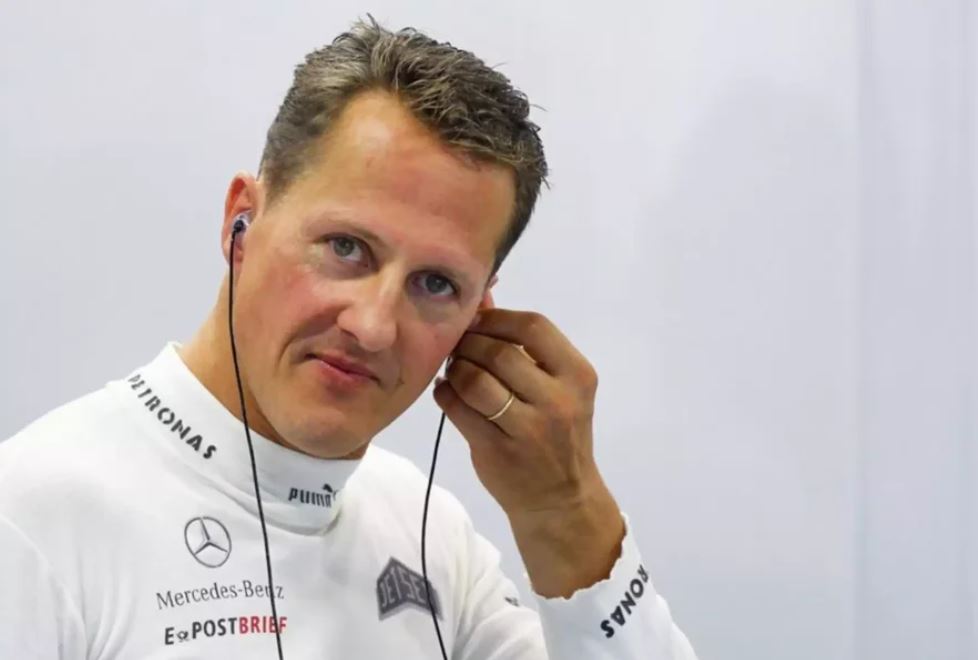 10 vjet pas aksidentit me ski, Michael Schumacher hipën në një Mercedes