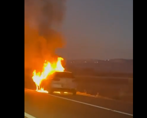 Pamje duke u djegur një veturë në autosdradën “Arben Xhaferi”