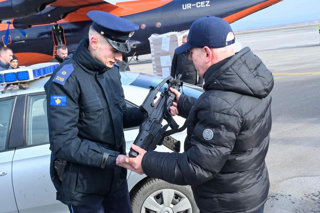 A është meritë e presidentes Osmani furnizimi i policisë me armë të gjata nga Kroacia?