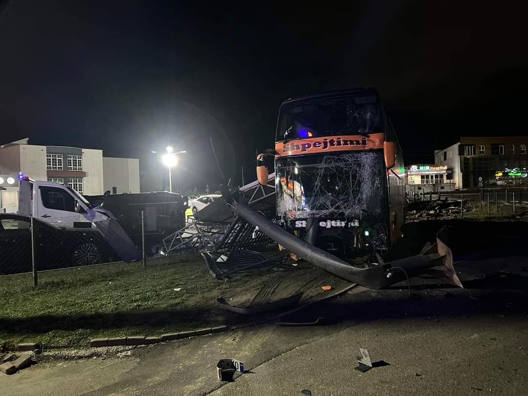 Një autobus vetaksidentohet në magjistralen Gjakovë–Prizren (Pamje)