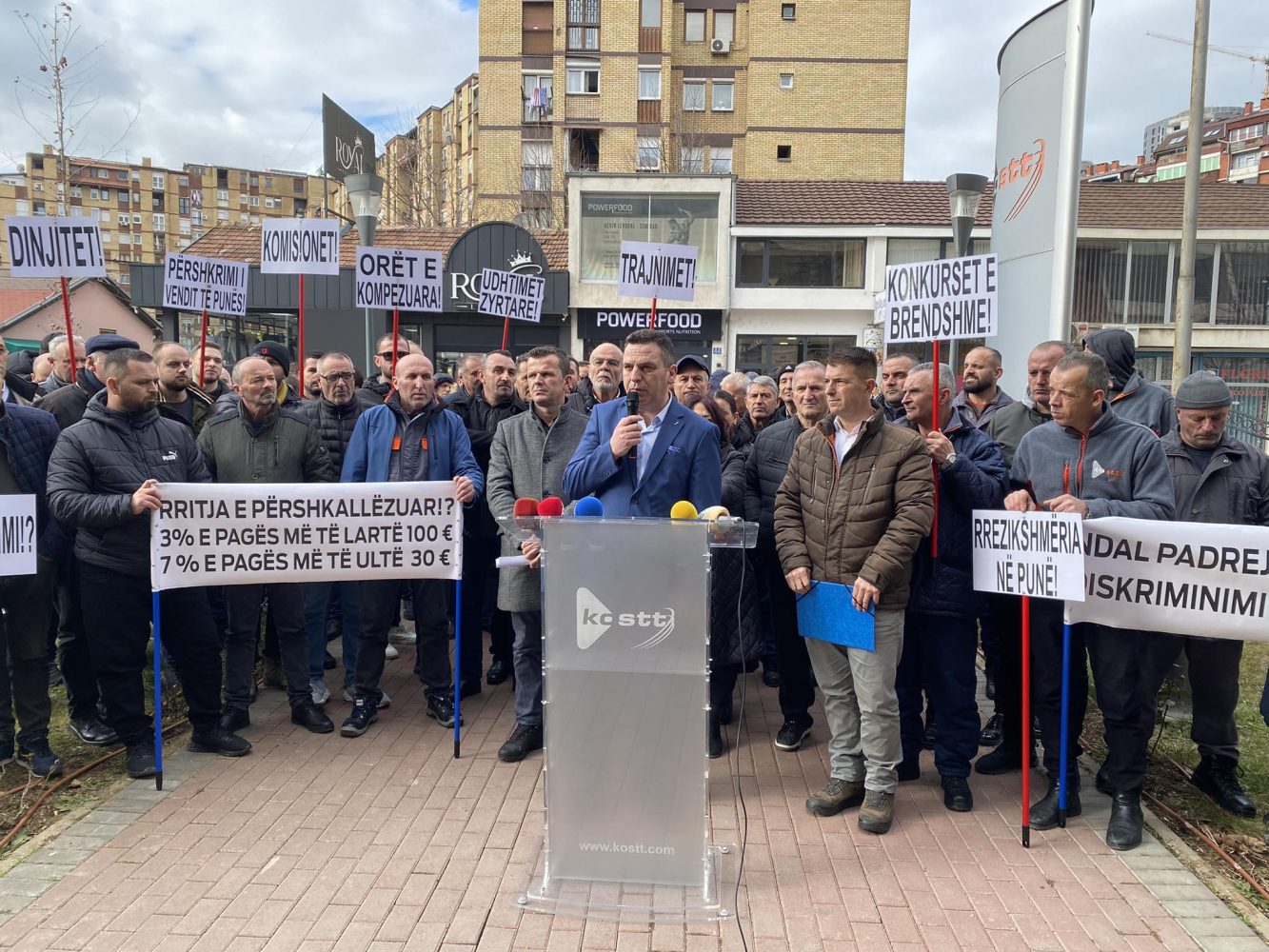Sindikatat dhe punëtorët e KOSTT-it shprehin pakënaqësitë për pagat Sindikatat dhe punëtorët e KOSTT-it shprehin pakënaqësitë për pagat