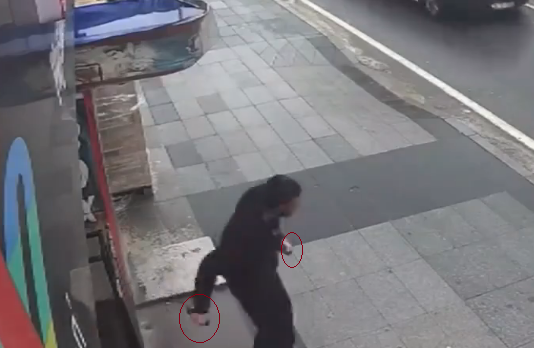 Një person theri me thikë 11 kalimtarë në Stamboll (video)