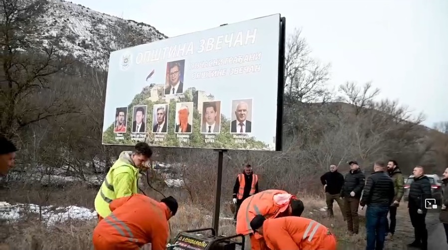 Largohen billbordet ilegale me simbole dhe imazhe të diktatorëve e agresorëve serbë në Zveçan