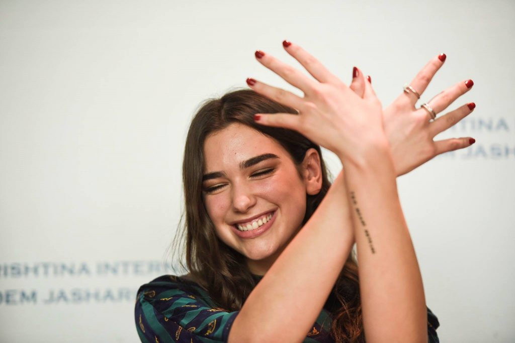 Dua Lipa bën thirrje për “armëpushim humanitar” në Gaza, e përmend luftën e fundit në Kosovë