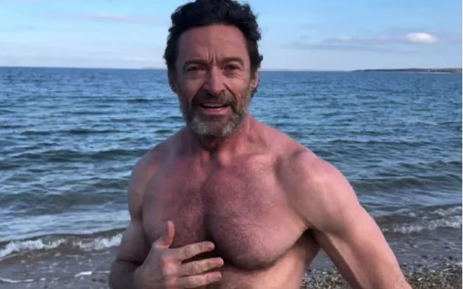 Hugh Jackman e priti 2024-n me një zhytje në ujërat e akullta të oqeanit