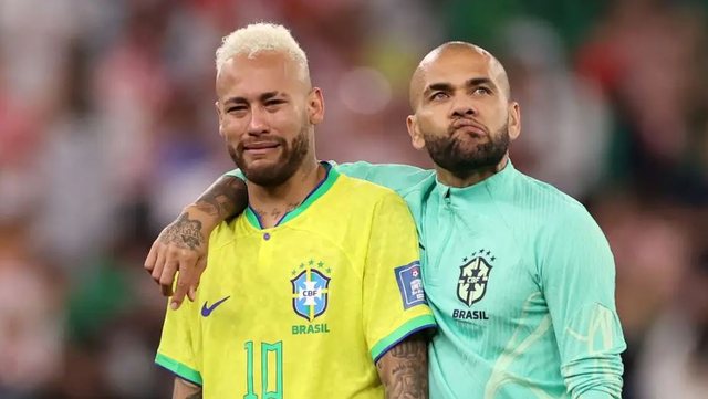 I dërgon para dhe avokatin e familjes, Neymar ndihmon Dani Alves para gjyqit