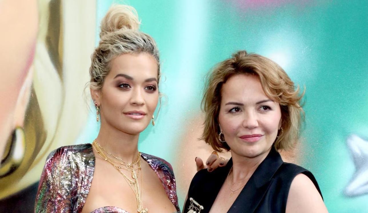 Rita Ora ia uron ditëlindjen nënës së saj, ia kushton edhe një këngë – VIDEO