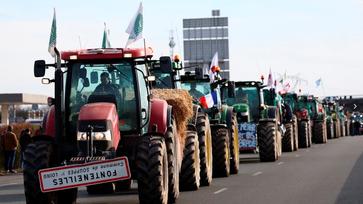 Bujqit francezë e rrethojnë me traktorë Parisin