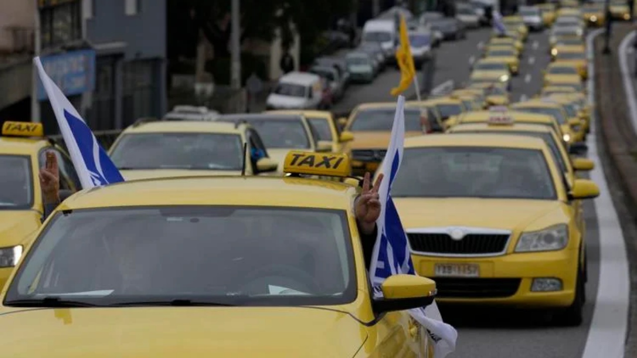 Taksistët grevë në Greqi! Bllokojnë rrugë kryesore të Athinës