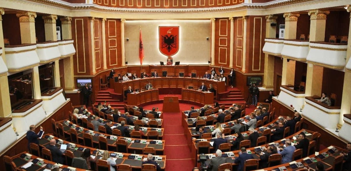 Shqipëri: Sot protestojnë para Kuvendit 19 deputetët e përjashtuar nga seanca