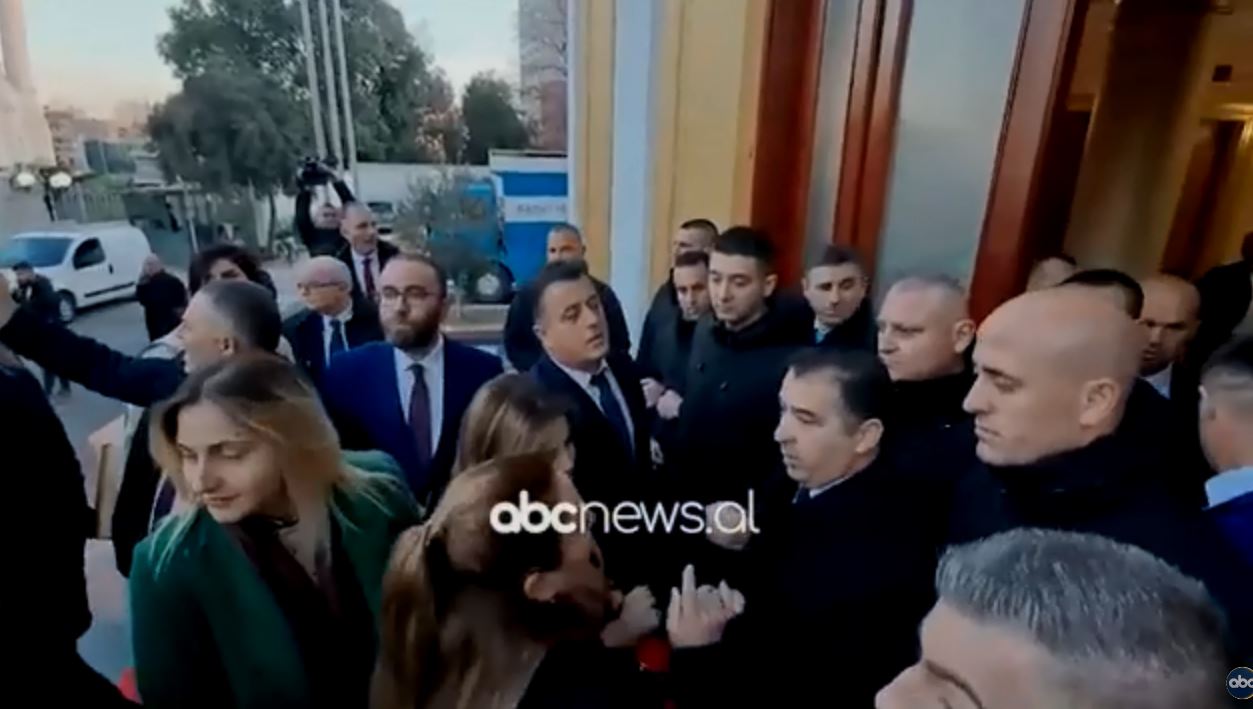 Deputetët e përjashtuar protestojnë, përplasen me Gardën e Kuvendit të Shqipërisë -VIDEO