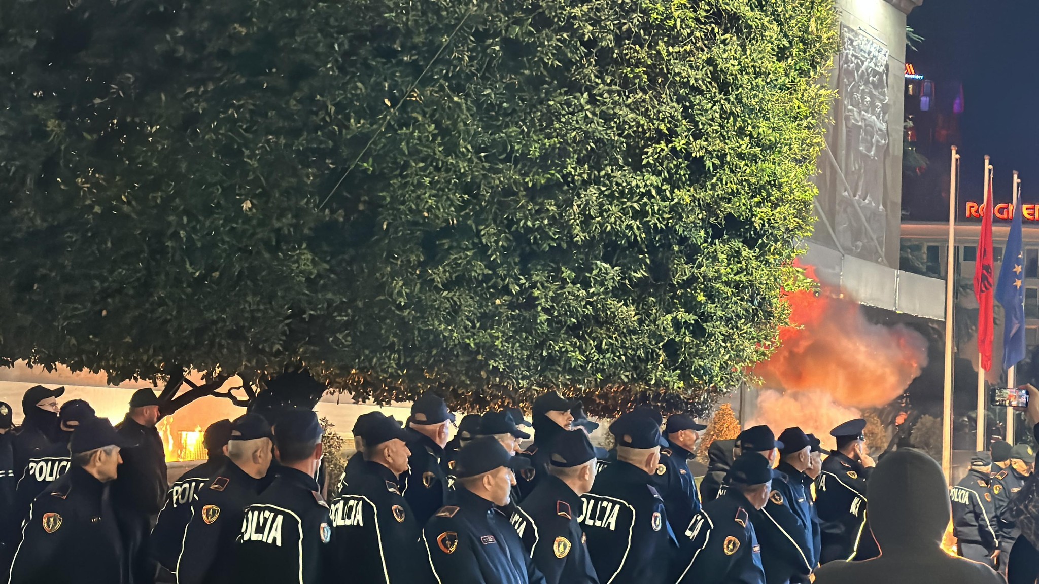 Tiranë: Përleshje me policinë në protestën e opozitës para Kryeministrisë