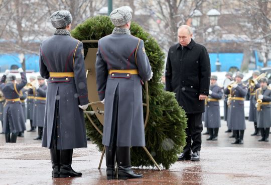 Putin merr pjesë në ceremoninë e vendosjes së kurorave në Moskë