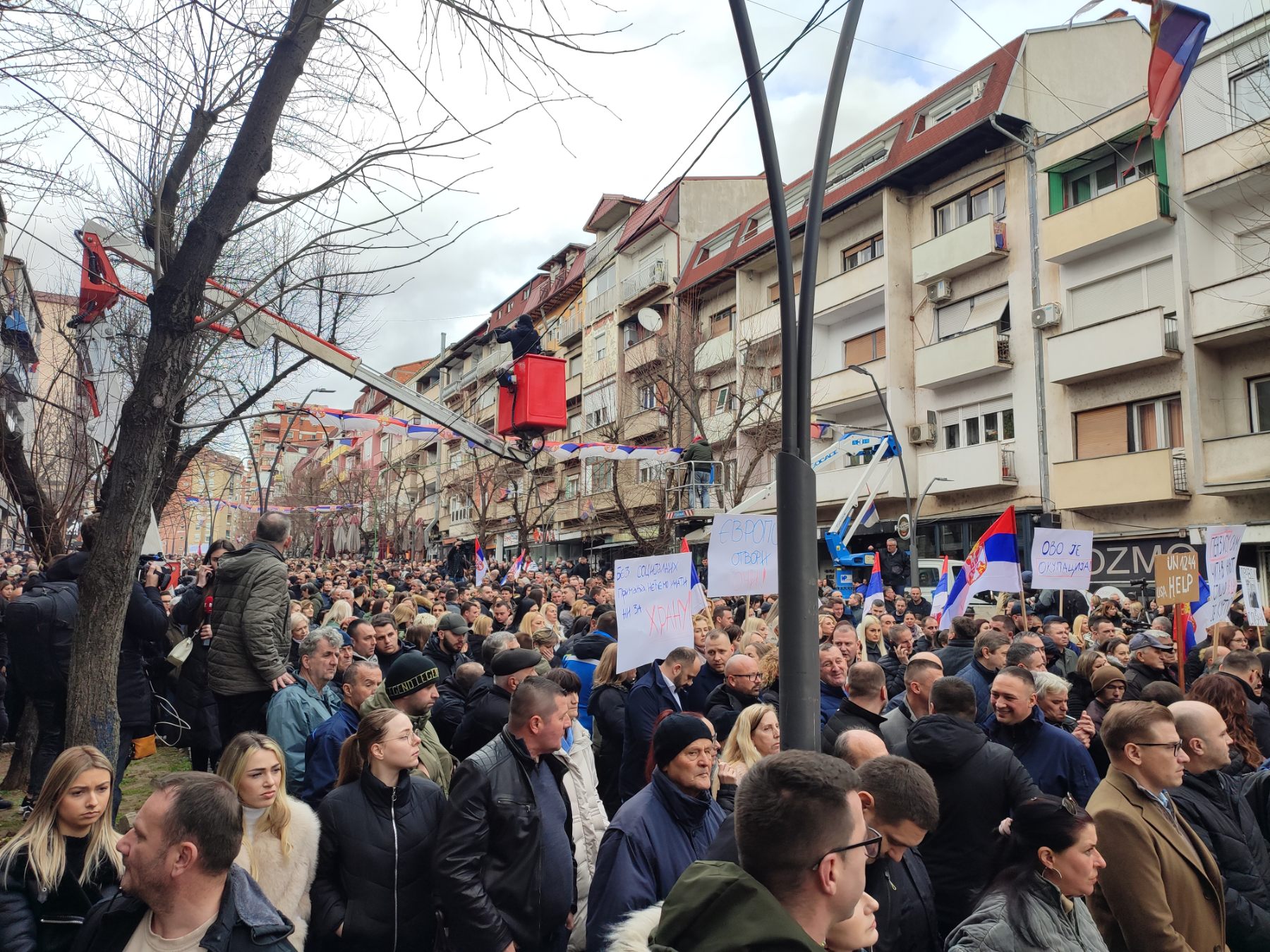 Serbët në Mitrovicë të Veriut protestojnë kundër ndalimit të dinarit