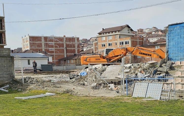 Çka po ndodhë në Rahovec? Kryetari Smajl Latifi e lë qytetin pa stadium (Foto)