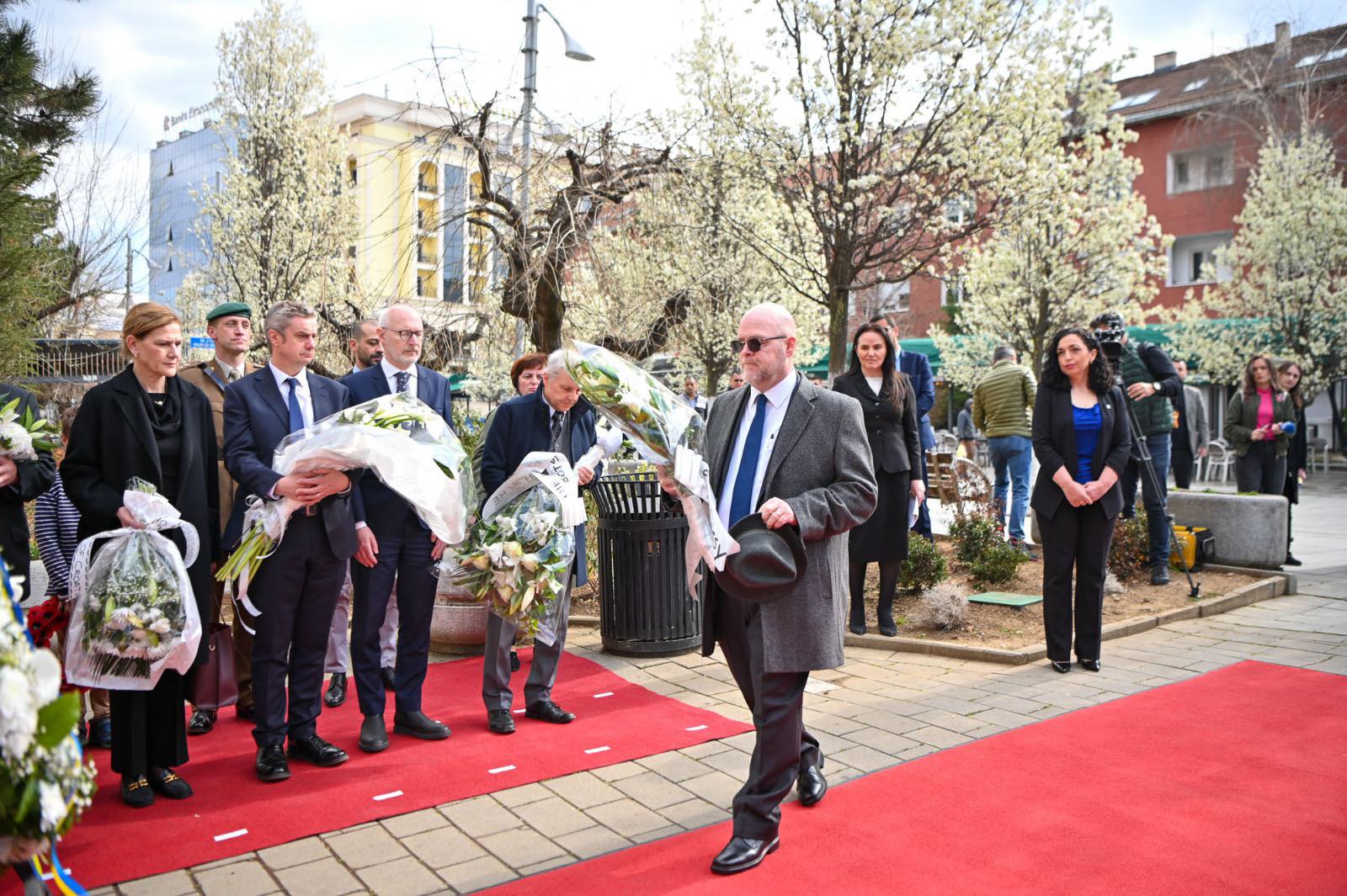 Hovenier bën homazhe për ushtarët e rënë të NATO-s