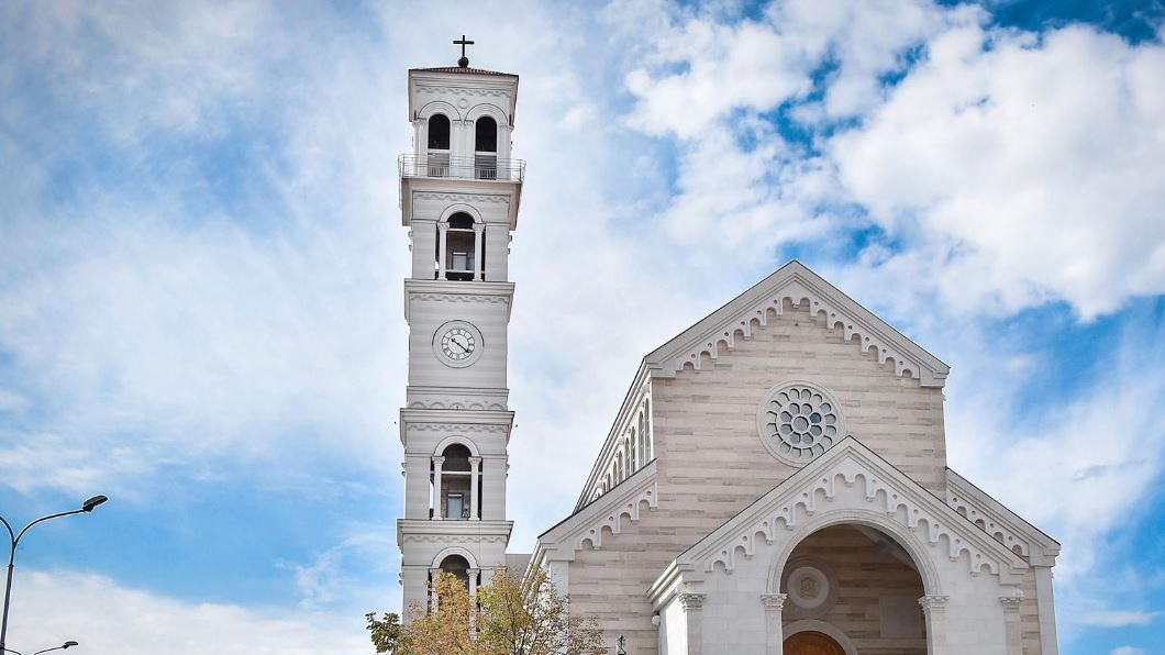 Sot mbahet mesha e Pashkëve në Katedralen “Shën Nënë Tereza”