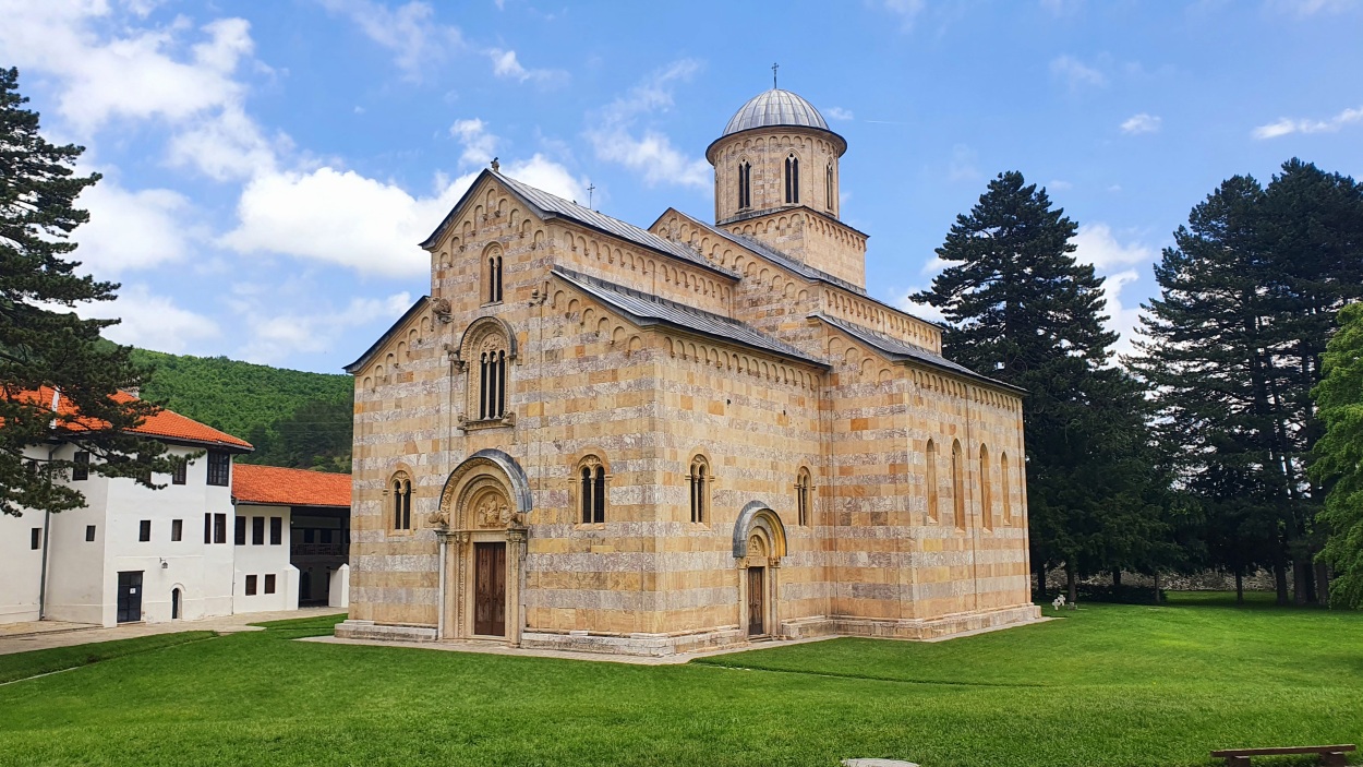 Kurti lëshon pe, i kërkon Agjencisë Kadastrale ta regjistrojë pronën e Manastirit të Deçanit sipas vendimit të Kushtetueses