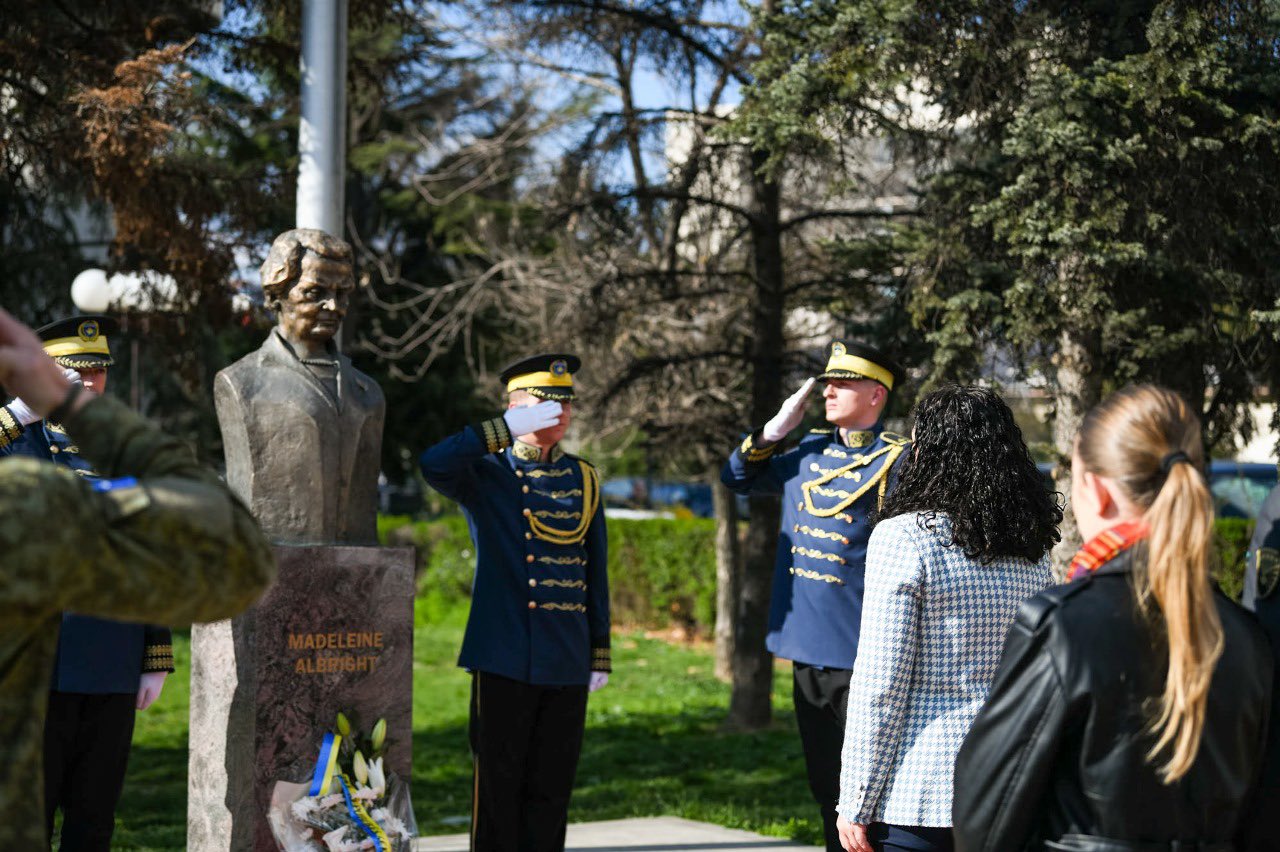 Osmani bën homazhe te busti i Albrightit: Do ta kujtojmë gjithmonë kontributin për lirinë e demokracinë tonë