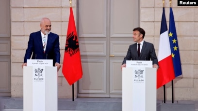 Macron kërkon që Kosova dhe Serbia t’i normalizojnë raportet