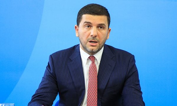 Krasniqi: Qeveria na obligoi ta mbrojmë Kushtetutën nga vetë ata