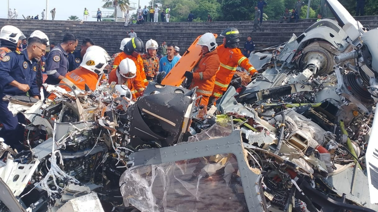 Dhjetë të vdekur si pasojë e përplasjes së dy helikopterëve ushtarakë në Malajzi