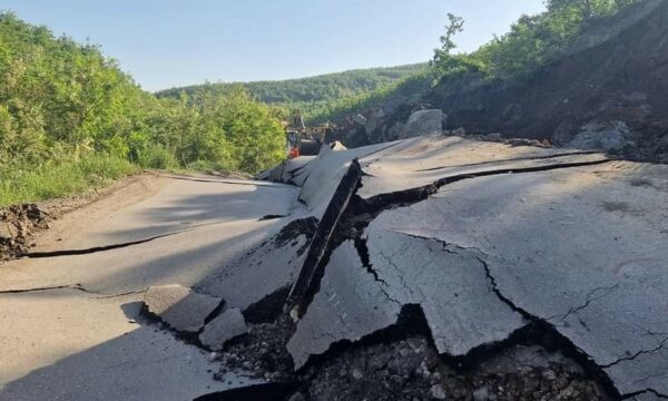 Shembet dheu në rrugën Klinë-Gjakovë, pamje nga vendi i ngjarjes