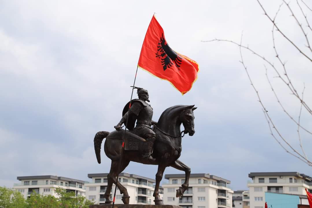 Zbulohet statuja e Skënderbeut në Gjakovë