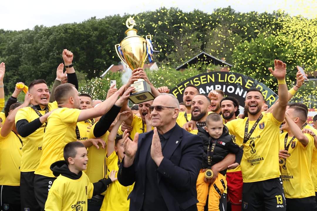 Presidenti Ademi uron FC Suhareka për trofeun e kampionit të Raiffeisen Ligës së Parë – Grupi A