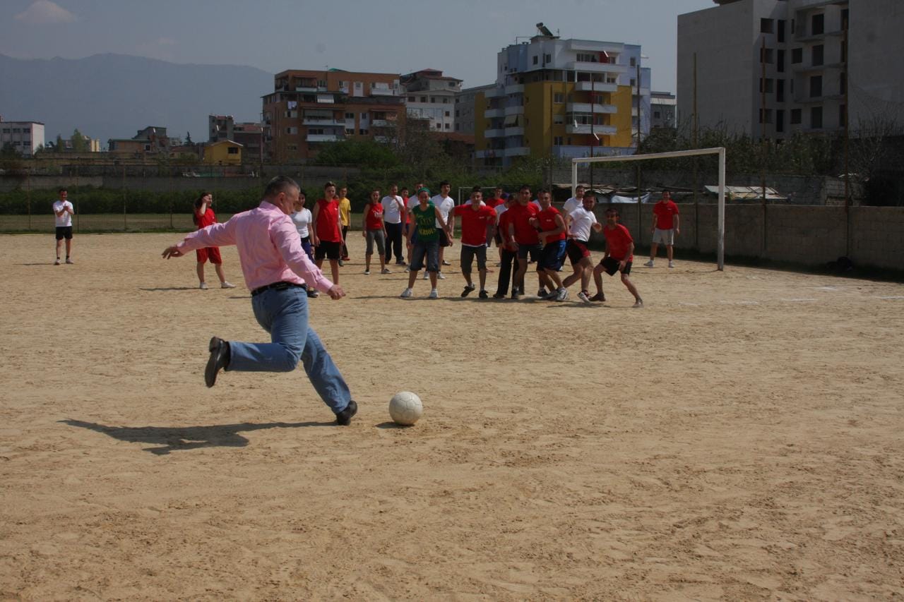 Meta nxit zhvillimin e futbollit: Duhen fusha pa pagesë në të gjithë Shqipërinë