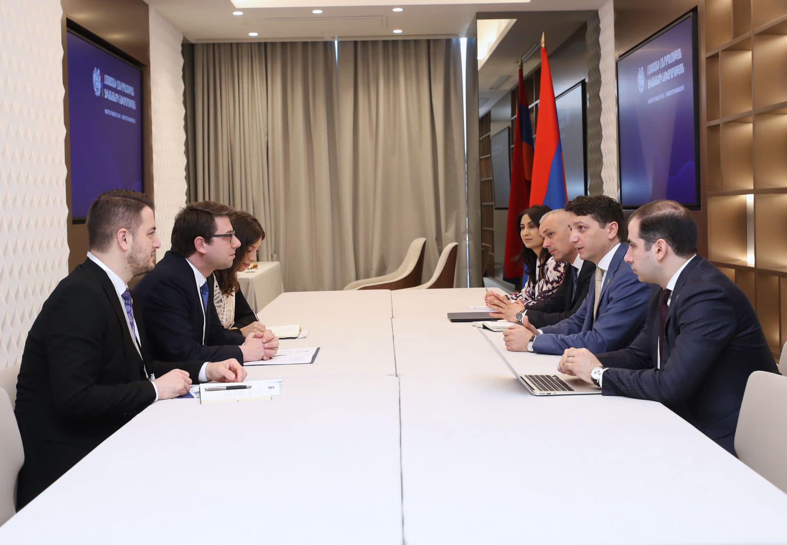 Diskutohet për mundësitë e bashkëpunimit ekonomik në mes të Kosovës dhe Armenisë Diskutohet për mundësitë e bashkëpunimit ekonomik në mes të Kosovës dhe Armenisë