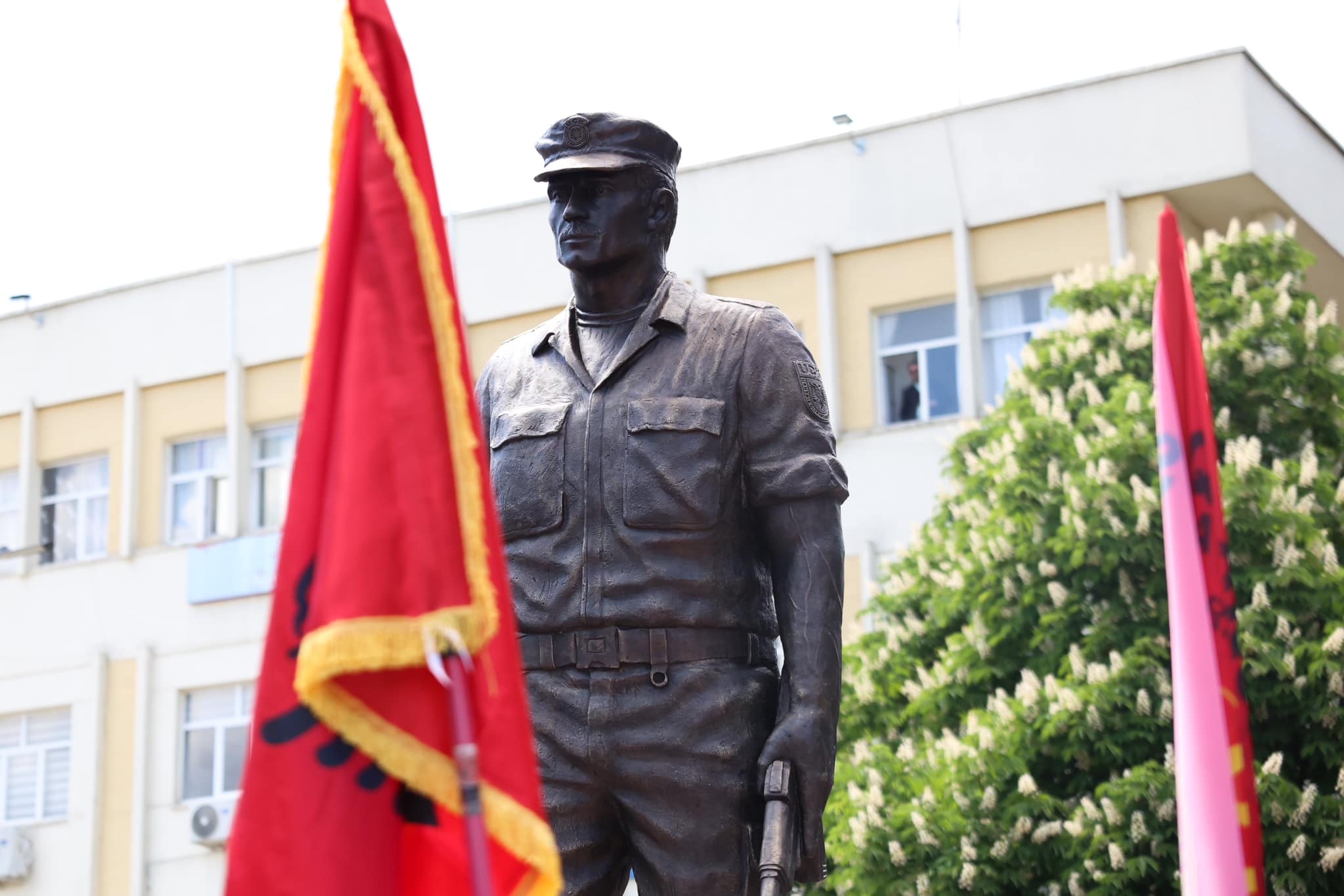 Përurohet në Tropojë shtatorja e komandantit të UÇK-së, heroit, Tahir Sinani