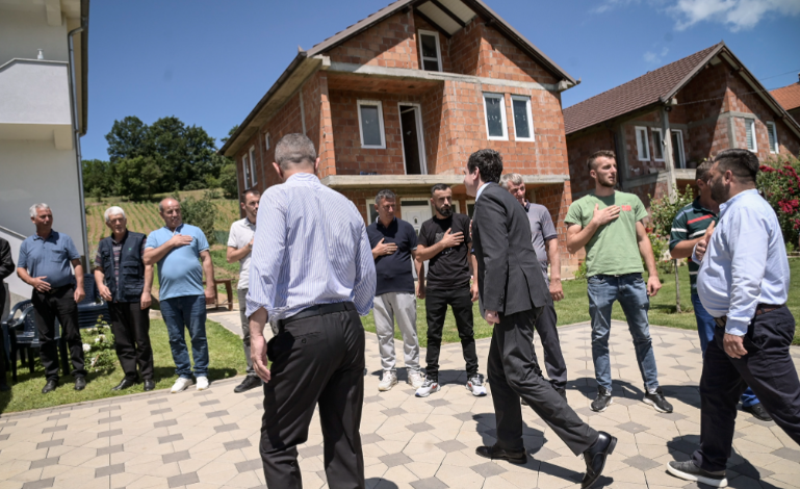 Kurti shkon për ngushëllime familjen e ish të burgosurit politik, Beqir Bilalli