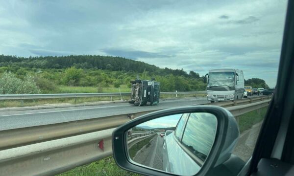 Tri vetura aksidentohen afër aeroportit, njëra rrokulliset