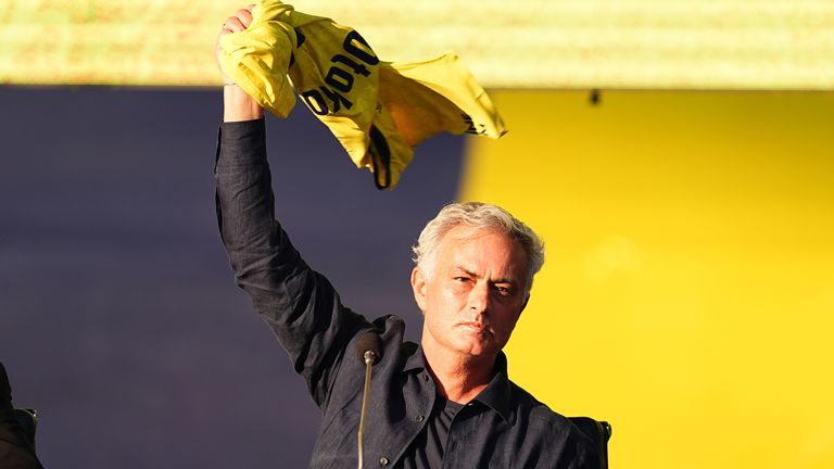 Jose Mourinho prezantohet zyrtarisht si trajneri i Fenerbahçes