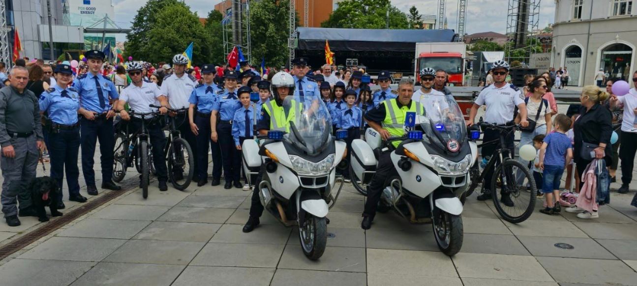 Policia e Kosovës ua uron fëmijëve 1 Qershorin