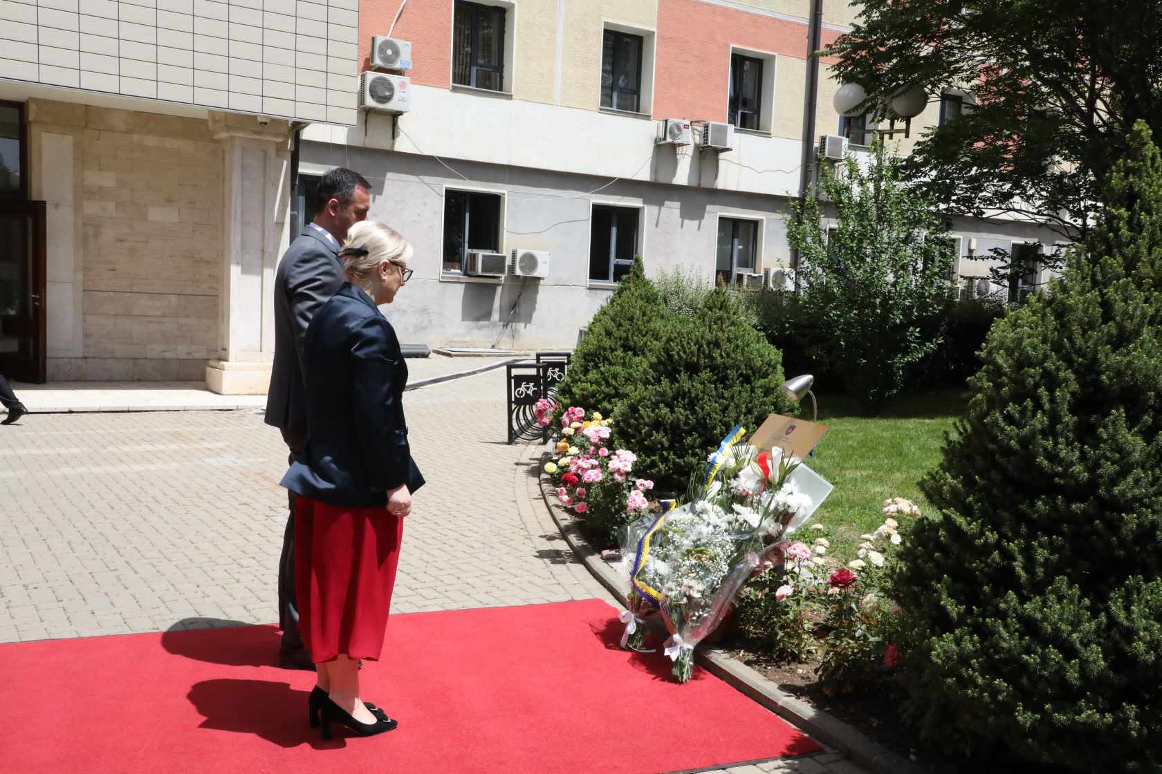 Konjufca e Nikolla nderuan fëmijët e vrarë në luftë