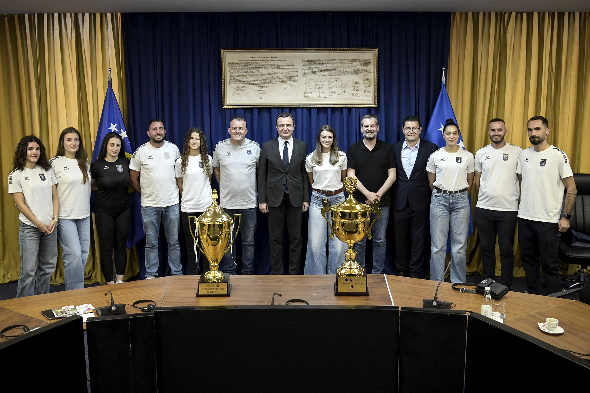 Kurti e Çeku takojnë kampionet e Kosovës në hendboll