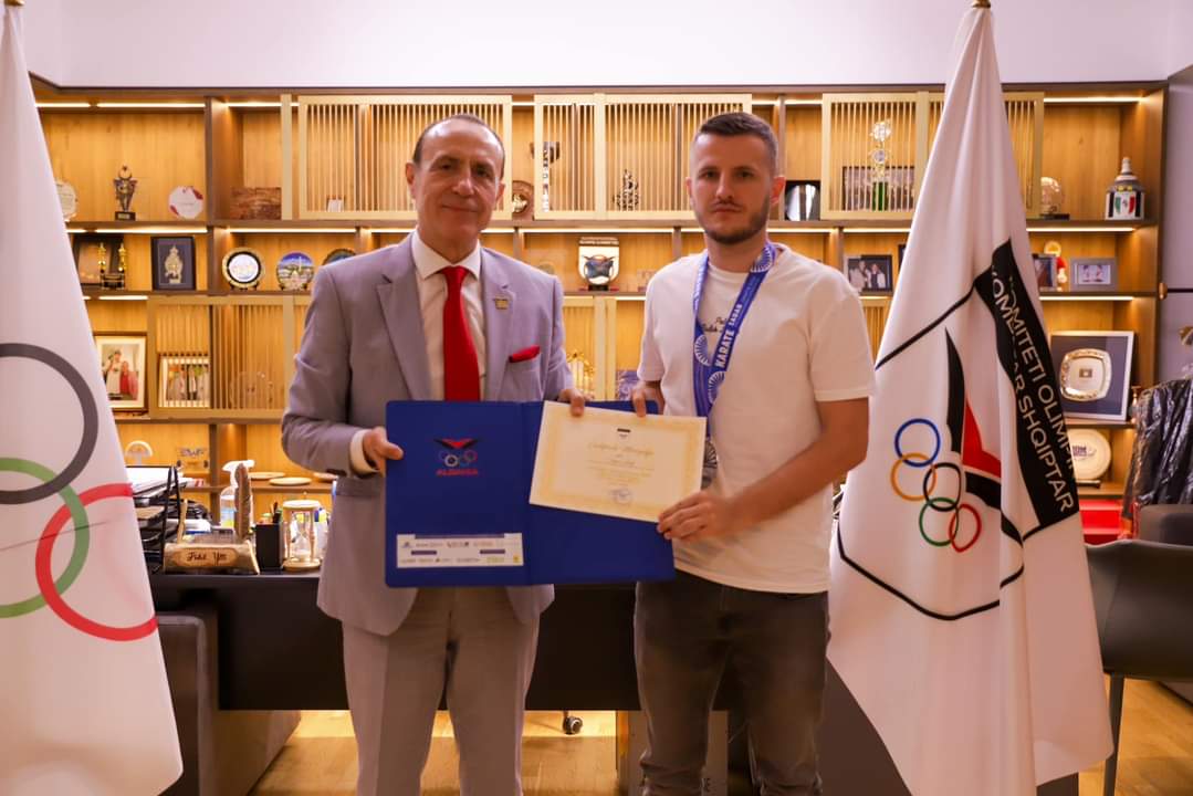 Karateisti Orges Arifi, fitues i medaljes së Argjendtë në “Kampionatin Europian të Karatesë”, pritet nga presidenti i KOKSH-it, Fidel Ylli