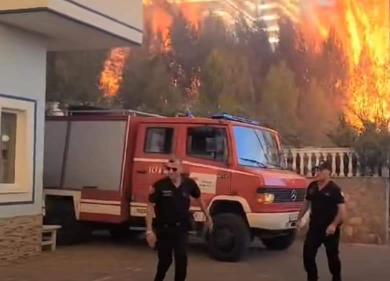 Zjarret afër bregdetit shtyjnë disa turistë të largohen nga Shëngjini