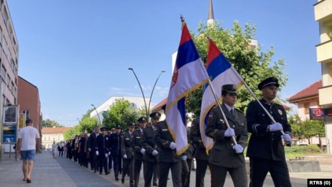 Shqetësuese: Ushtria serbe marshon nëpër qytetin boshnjak pa lejen e Presidencës së Bosnjës