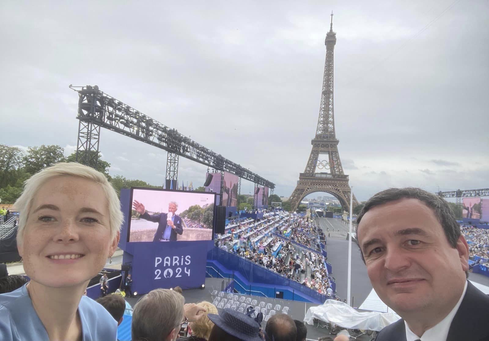 Kryeministri poston foto me bashkëshorten nga Parisi