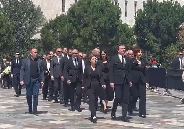 Kurti, ministra e deputetë bëjnë homazheve për Kadarenë